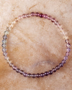 Pulsera de Fluorita Arcoíris de 4 mm, pieza completa sobre superficie clara