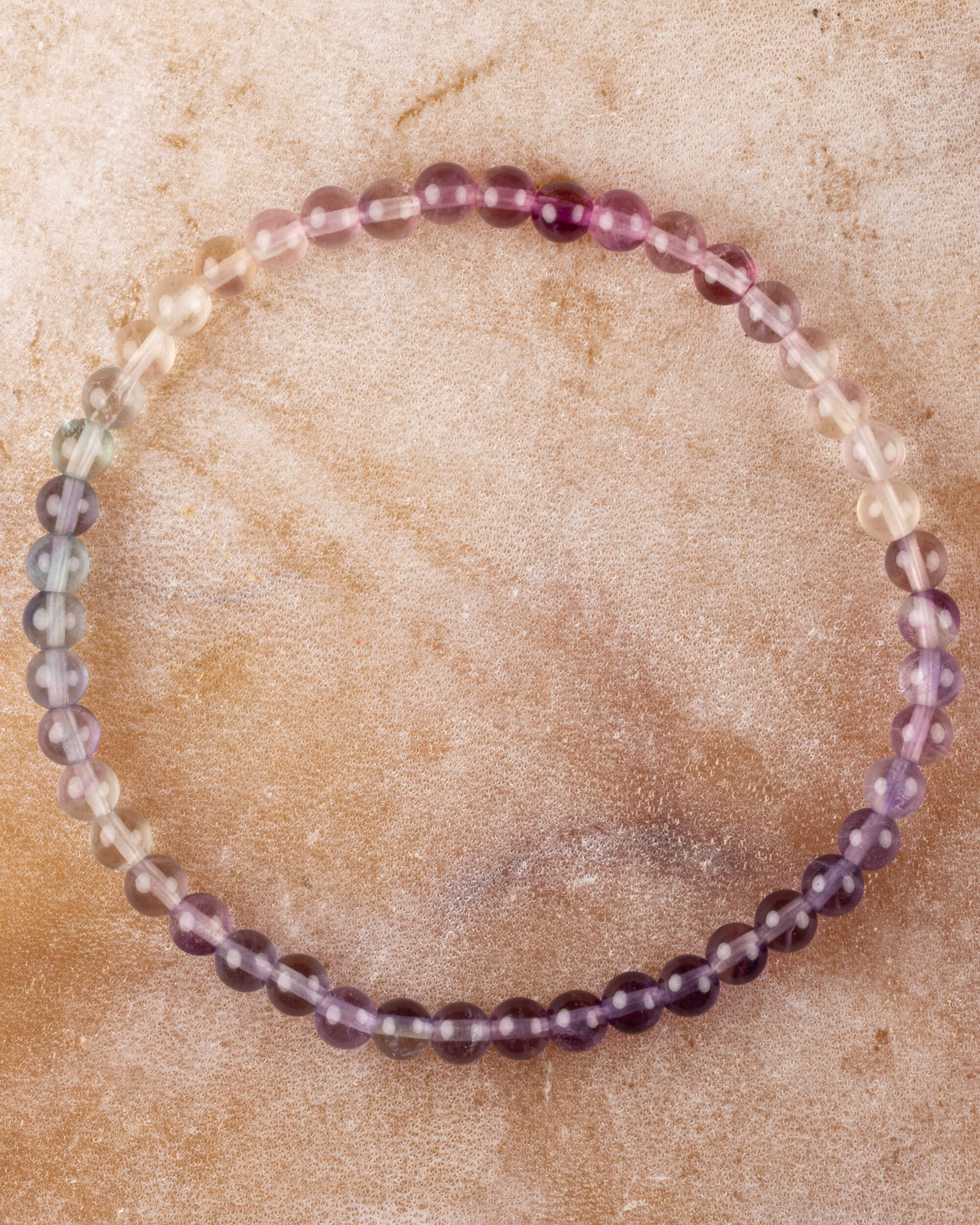 Pulsera de Fluorita Arcoíris de 4 mm, pieza completa sobre superficie clara