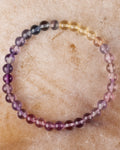 Pulsera de Fluorita Arcoíris de 6 mm, pieza completa sobre superficie clara