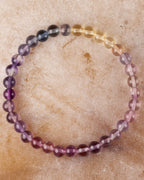 Pulsera de Fluorita Arcoíris de 6 mm, pieza completa sobre superficie clara