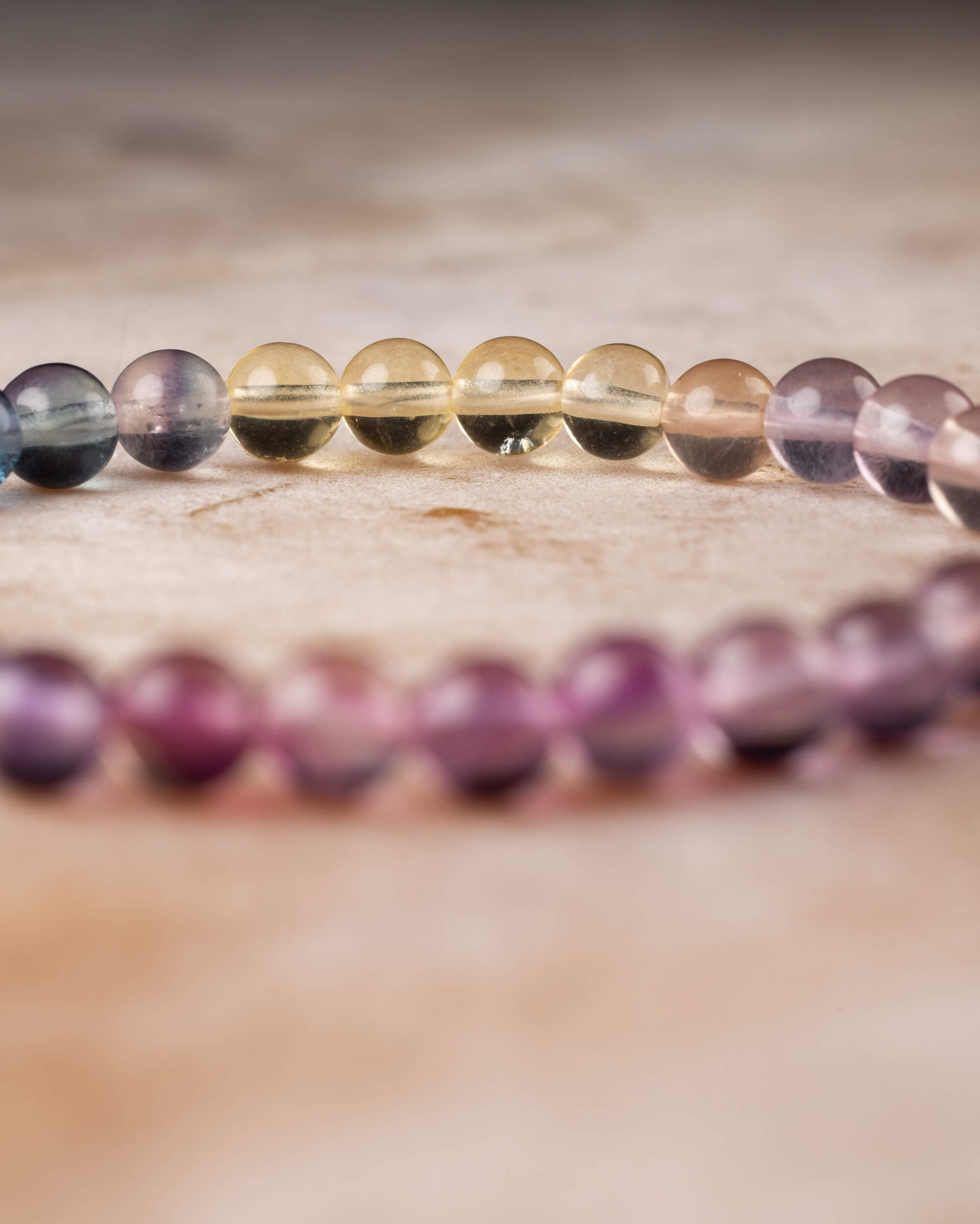 Pulsera de Fluorita Arcoíris mostrando el degradado de tonos dorados a morados