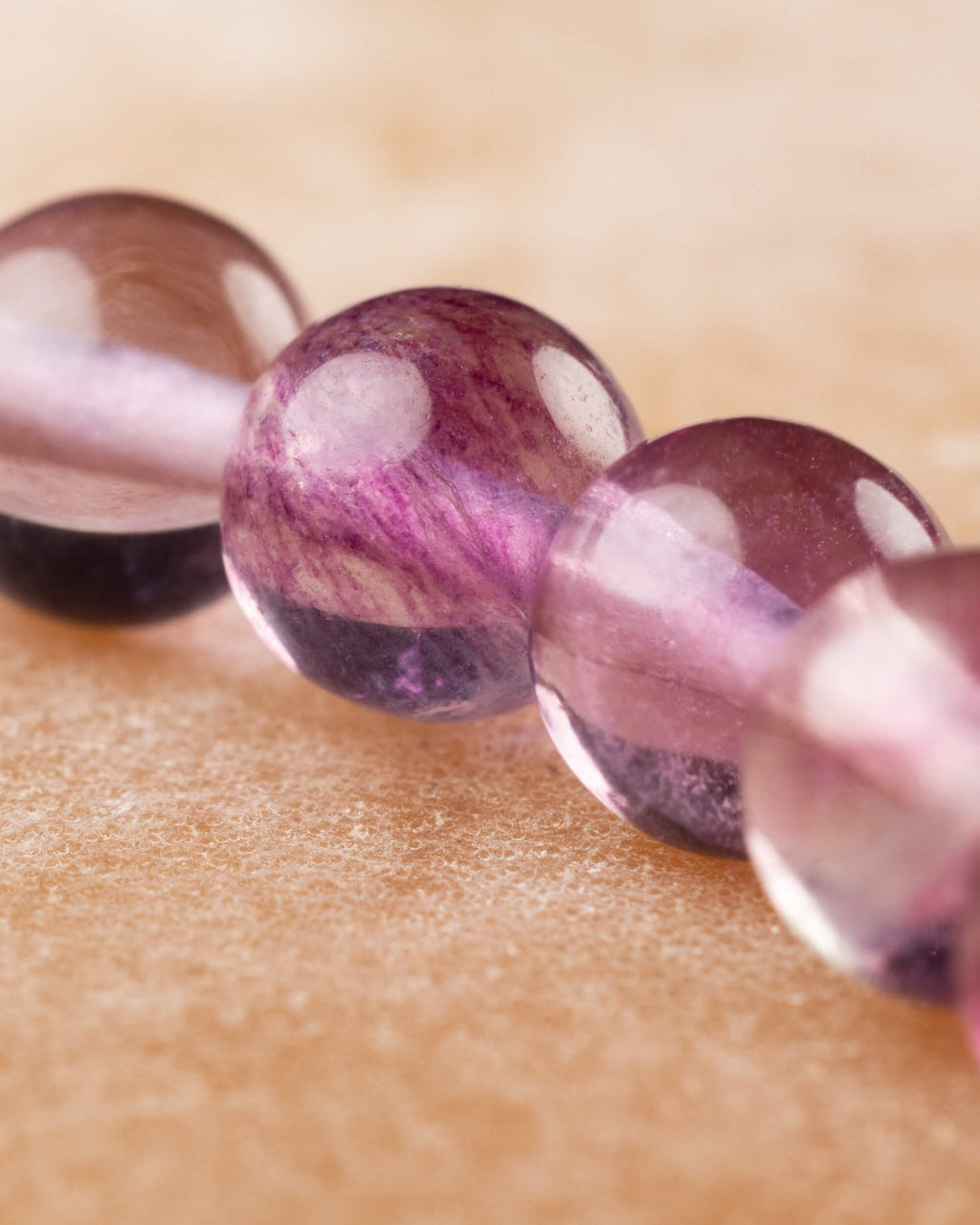 Detalle macro de las cuentas violetas y lila de la Fluorita Arcoíris
