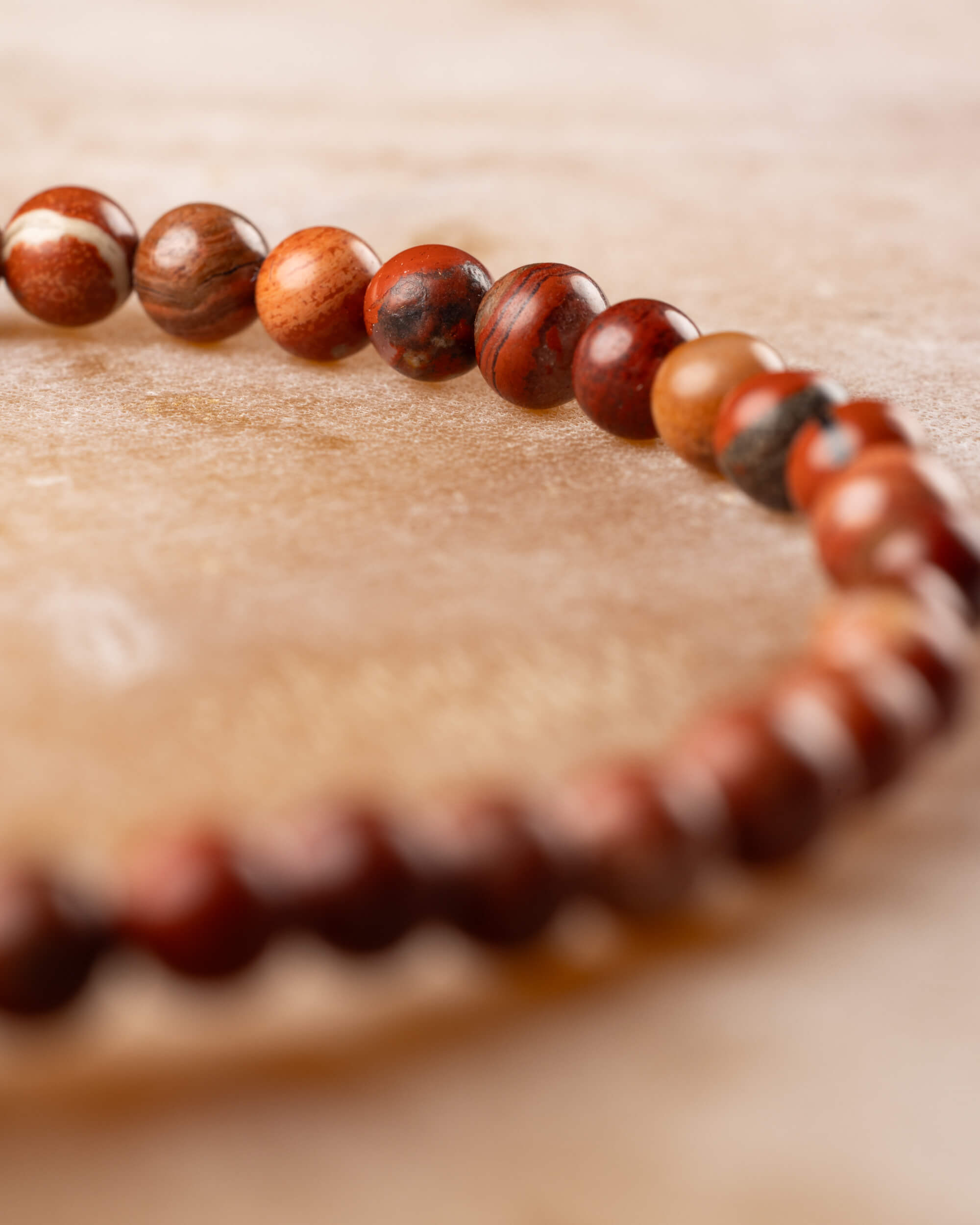 Pulsera de Jaspe Rojo en ángulo cerrado, cuentas con vetas claras y oscuras