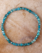 Pulsera de Apatita Azul de 4 mm facetada, pieza completa sobre superficie clara