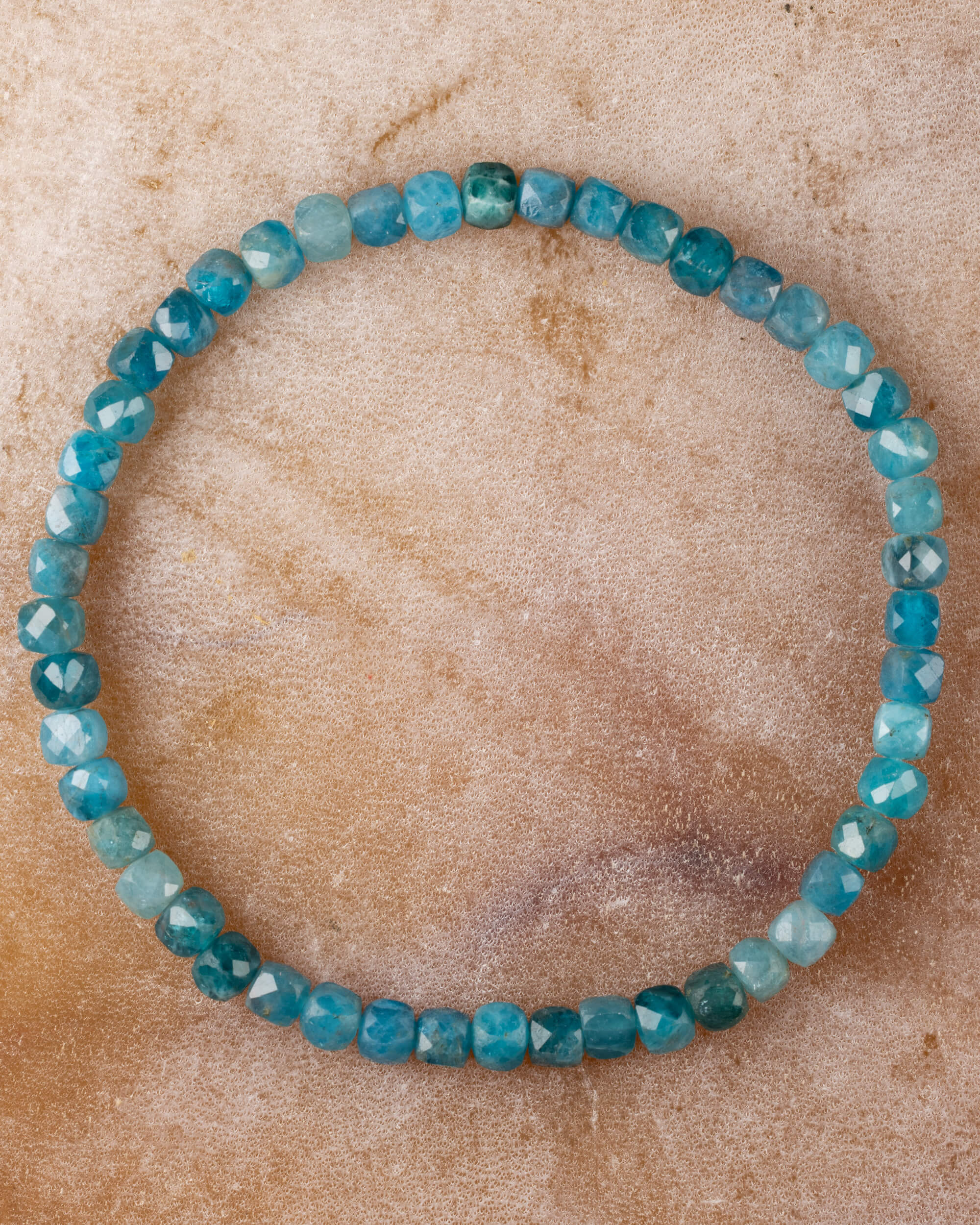 Pulsera de Apatita Azul de 4 mm facetada, pieza completa sobre superficie clara