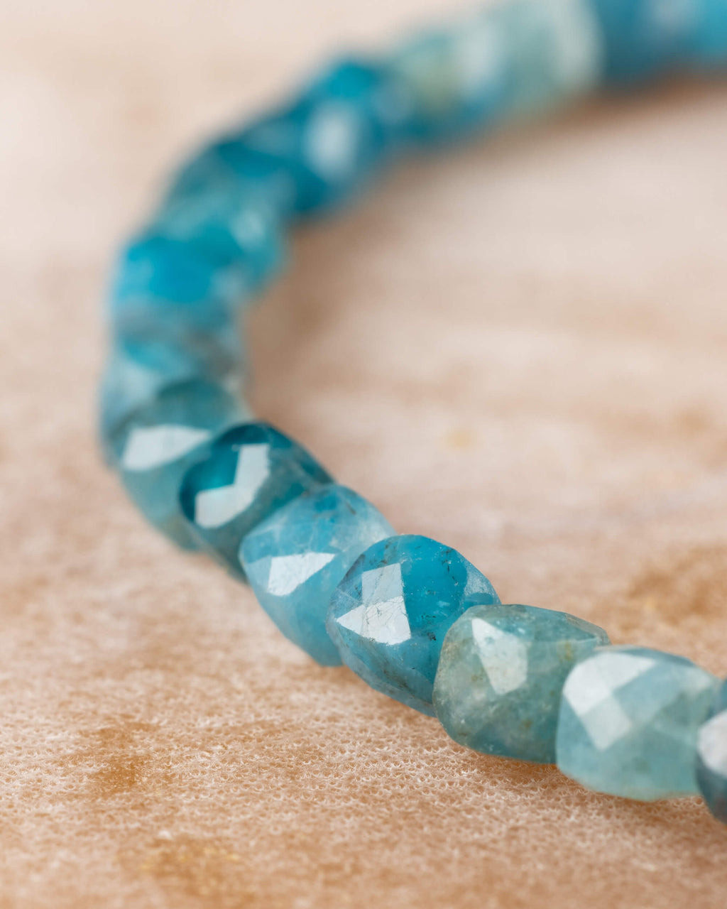 Detalle macro de las cuentas facetadas de Apatita Azul en curva