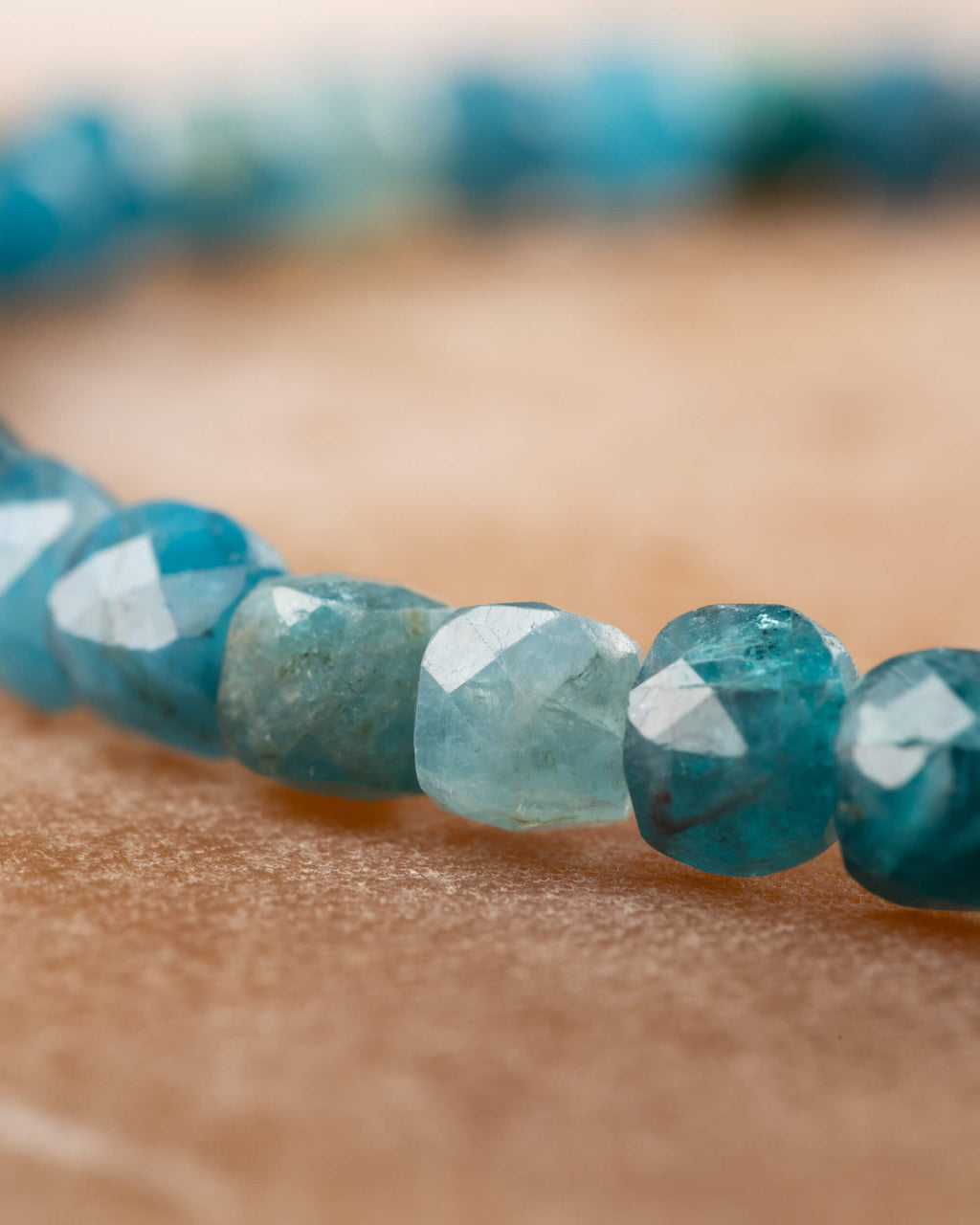 Pulsera de Apatita Azul en curva, angulo cercano de las cuentas facetadas