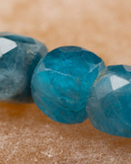 Detalle macro de las cuentas facetadas de Apatita Azul