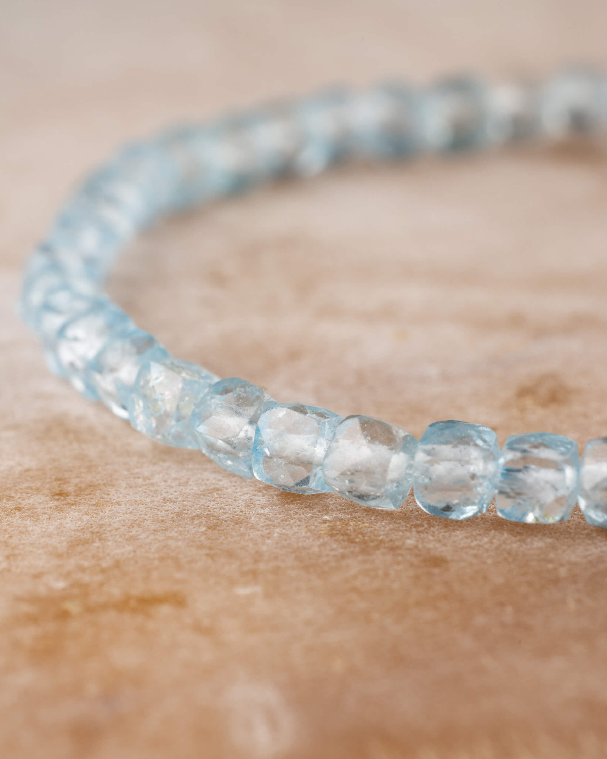 Pulsera de Topacio Azul en perspectiva, cuentas facetadas sobre superficie clara