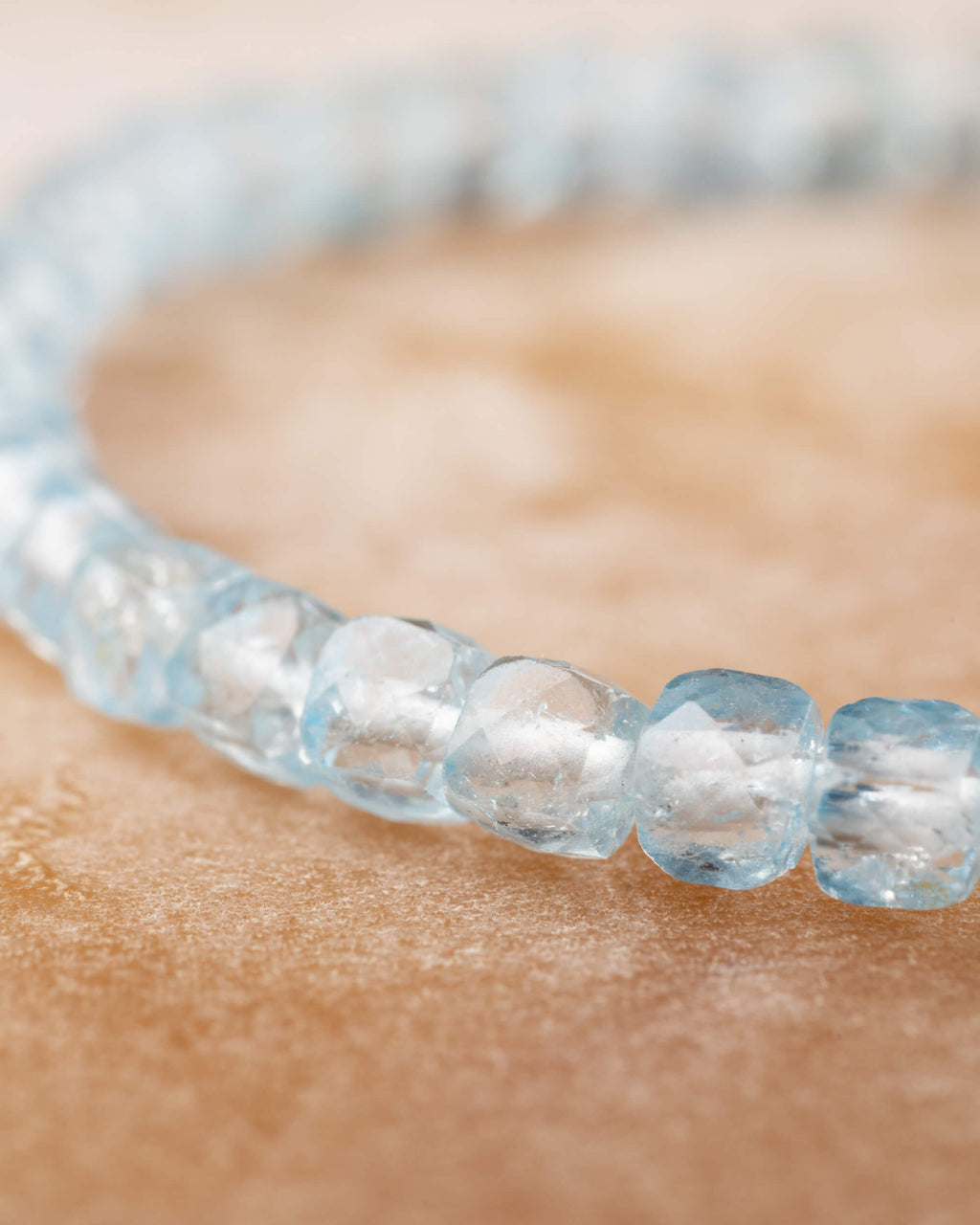 Pulsera de Topacio Azul en perspectiva, curva de cuentas facetadas al frente