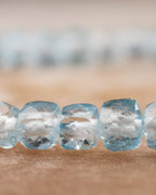 Detalle macro de las facetas transparentes con reflejos azules del Topacio