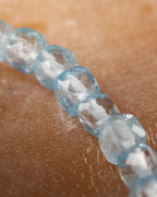 Pulsera de Topacio Azul en perspectiva, hilera de cuentas facetadas al frente