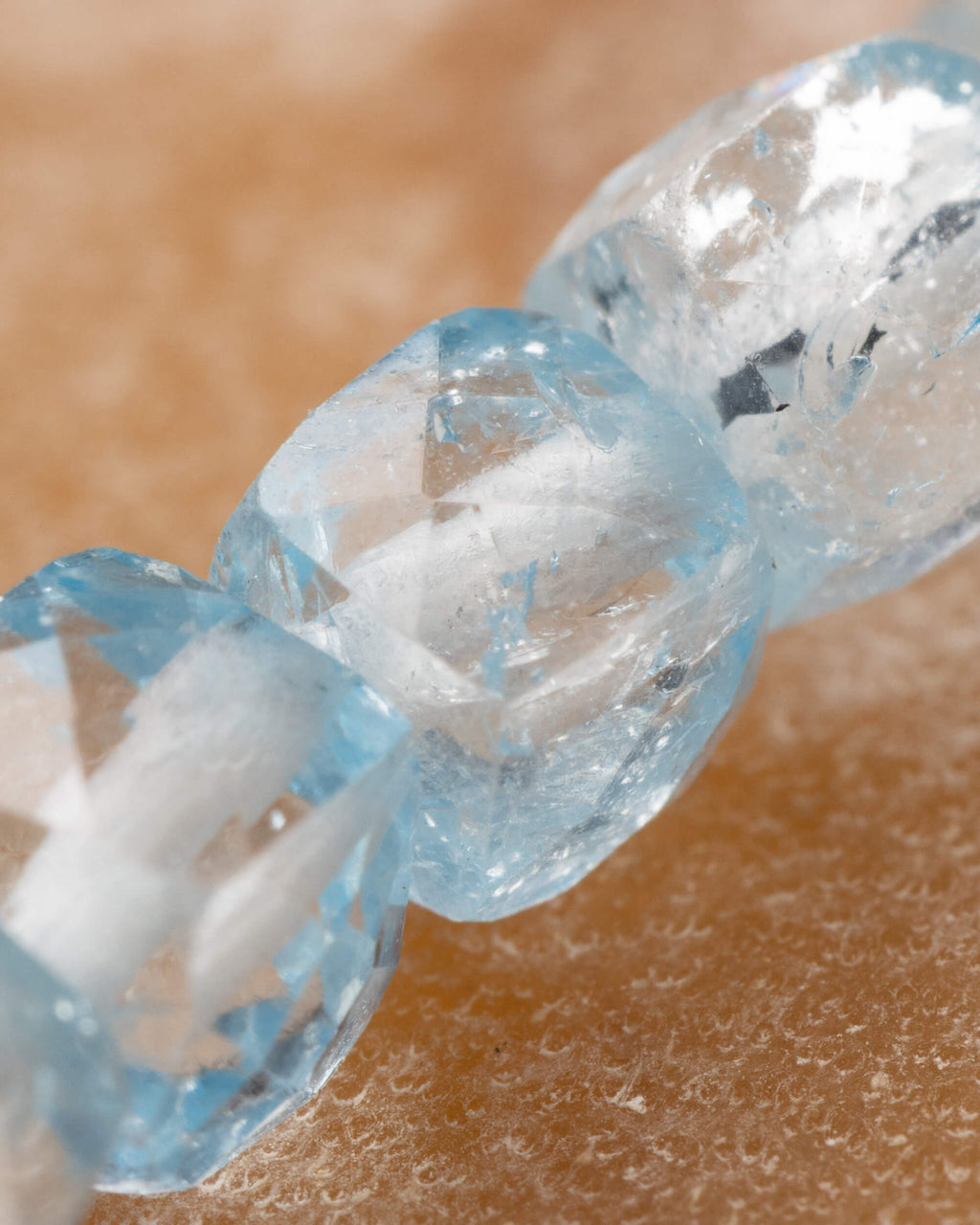 Detalle macro de las cuentas facetadas y transparentes de Topacio Azul