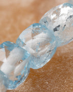 Detalle macro de las cuentas facetadas y transparentes de Topacio Azul