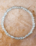 Pulsera de Topacio Azul de 4 mm facetada, pieza completa sobre superficie clara