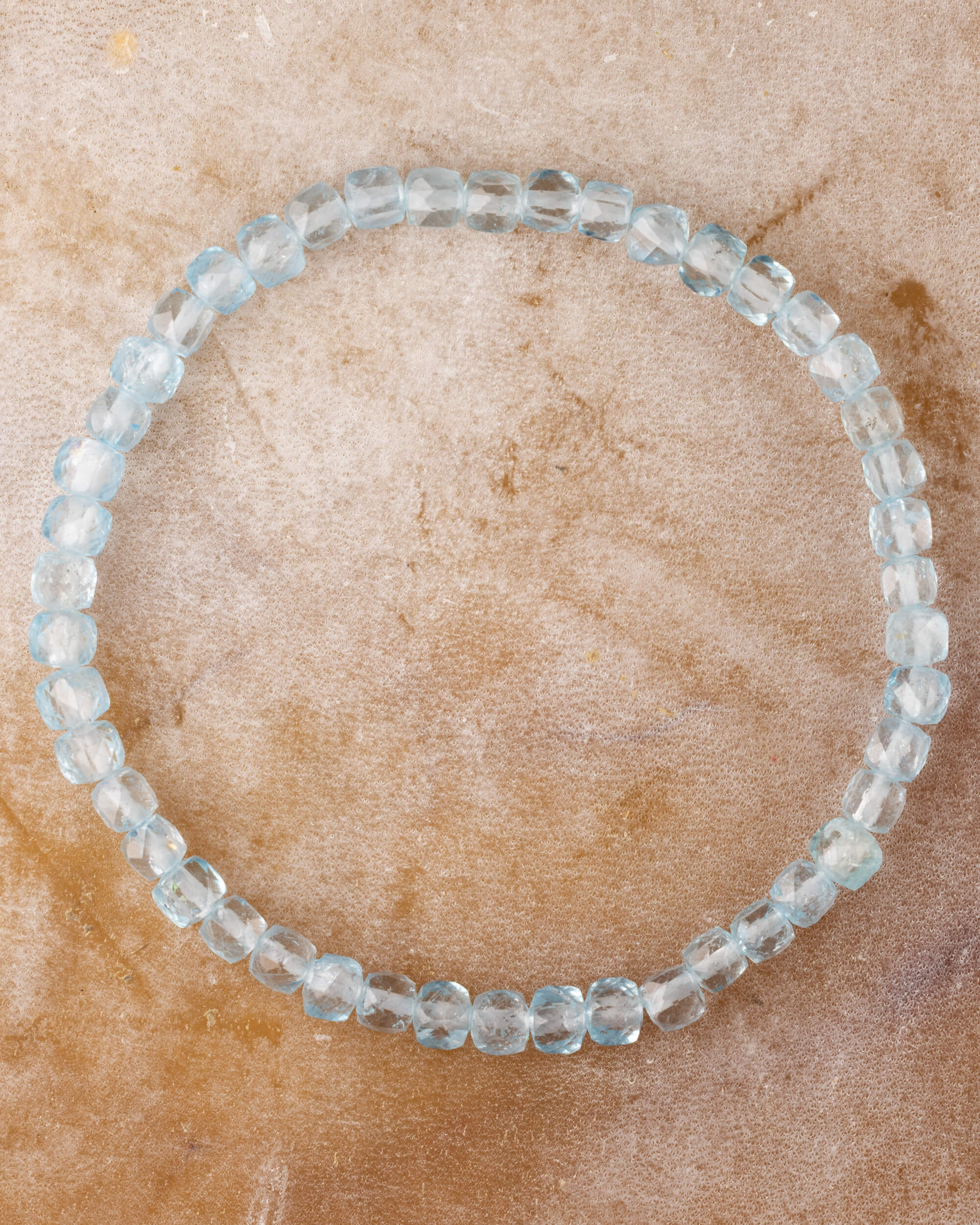 Pulsera de Topacio Azul de 4 mm facetada, pieza completa sobre superficie clara