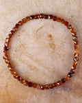 Pulsera de Granate Espesartina facetada de 4 mm, pieza completa circular sobre superficie clara