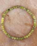 Pulsera de Jade Verde facetada cúbica, pieza completa en círculo sobre superficie clara