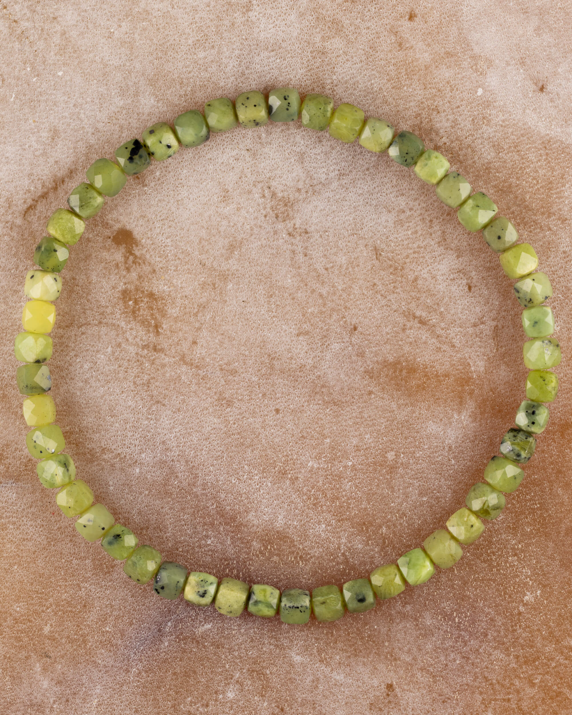 Pulsera de Jade Verde facetada cúbica, pieza completa en círculo sobre superficie clara