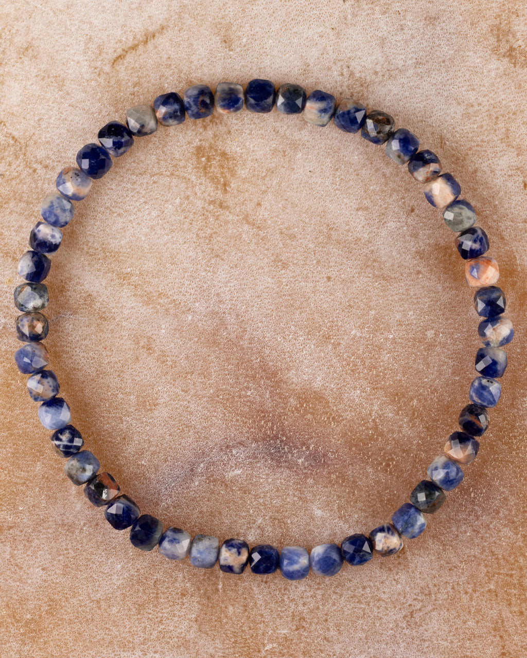 Pulsera de Sodalita de 4 mm facetada, pieza completa sobre superficie clara