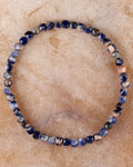 Pulsera de Sodalita de 4 mm facetada, pieza completa sobre superficie clara