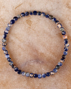 Pulsera de Sodalita de 4 mm facetada, pieza completa sobre superficie clara