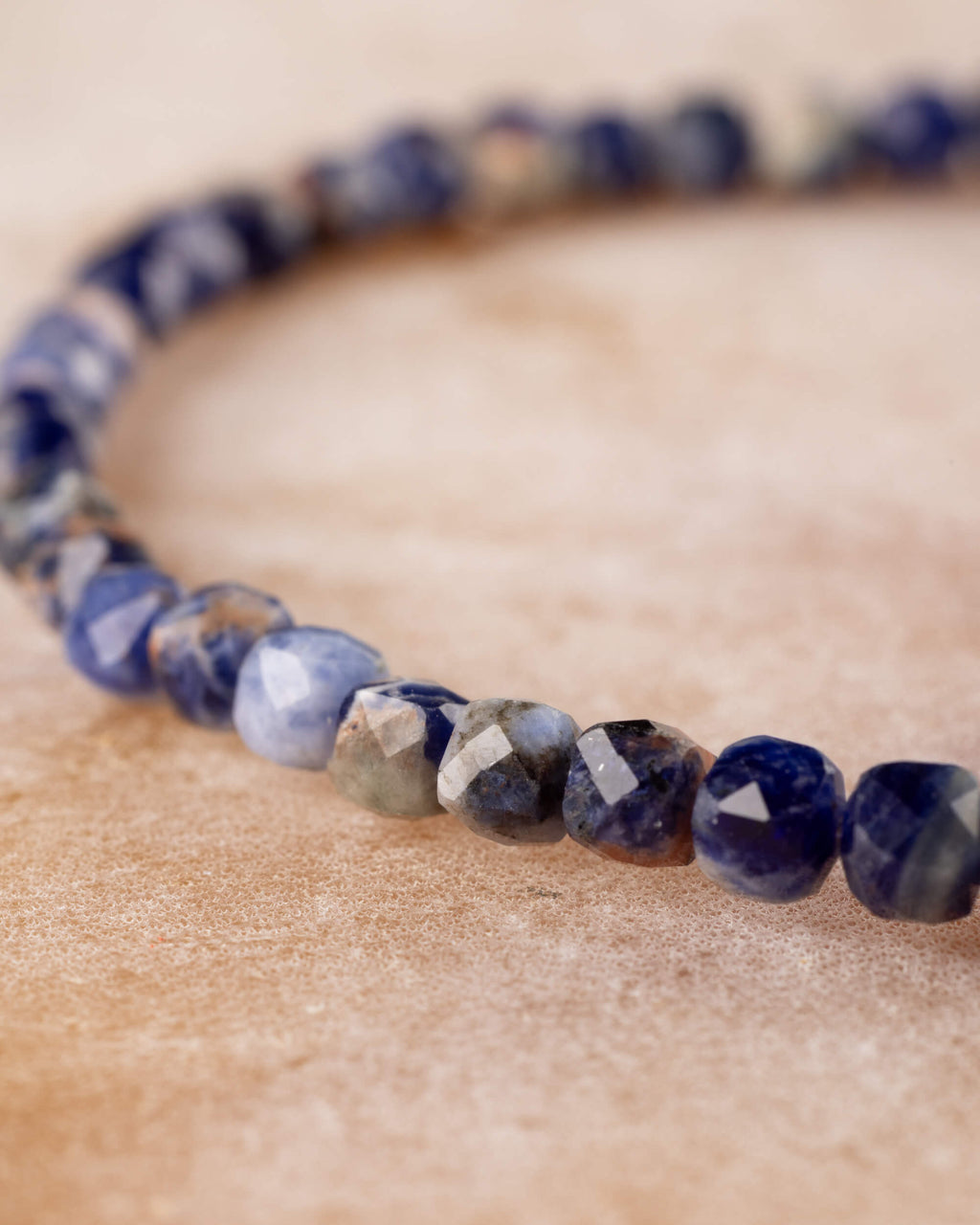 Pulsera de Sodalita en perspectiva, cuentas azules facetadas al frente