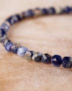 Pulsera de Sodalita en perspectiva, cuentas azules facetadas al frente