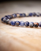 Pulsera de Sodalita en perspectiva, hilera de cuentas facetadas al frente