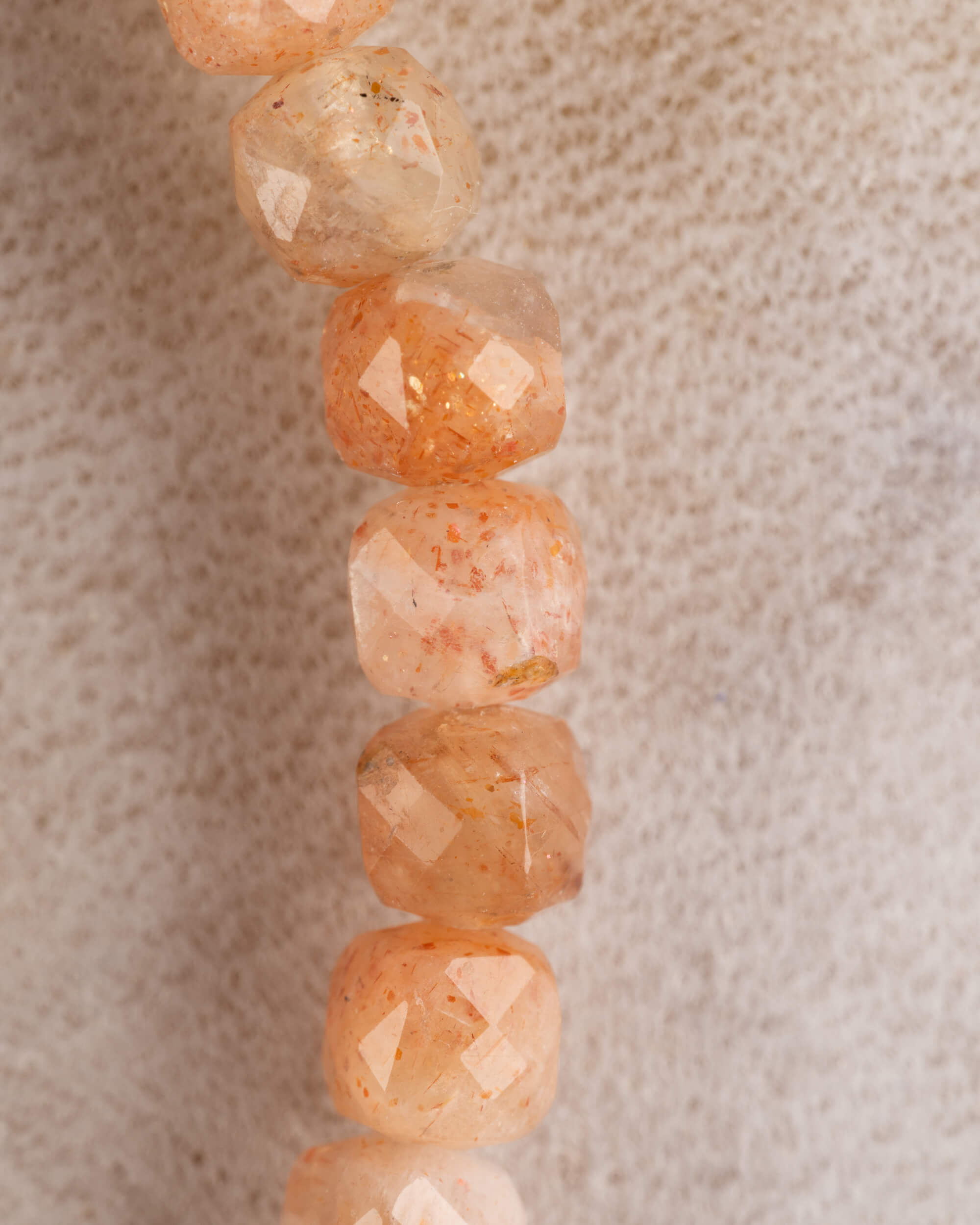 Acercamiento vertical a las cuentas de Piedra Sol Naranja facetada