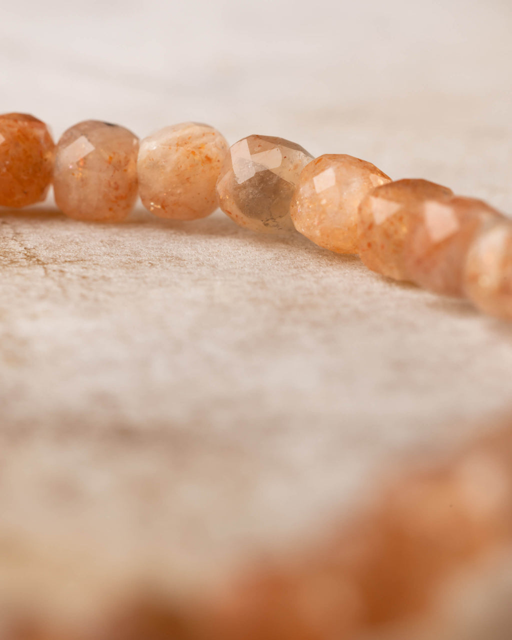Pulsera de Piedra Sol Naranja en perspectiva, fila de cuentas facetadas