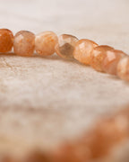 Pulsera de Piedra Sol Naranja en perspectiva, fila de cuentas facetadas