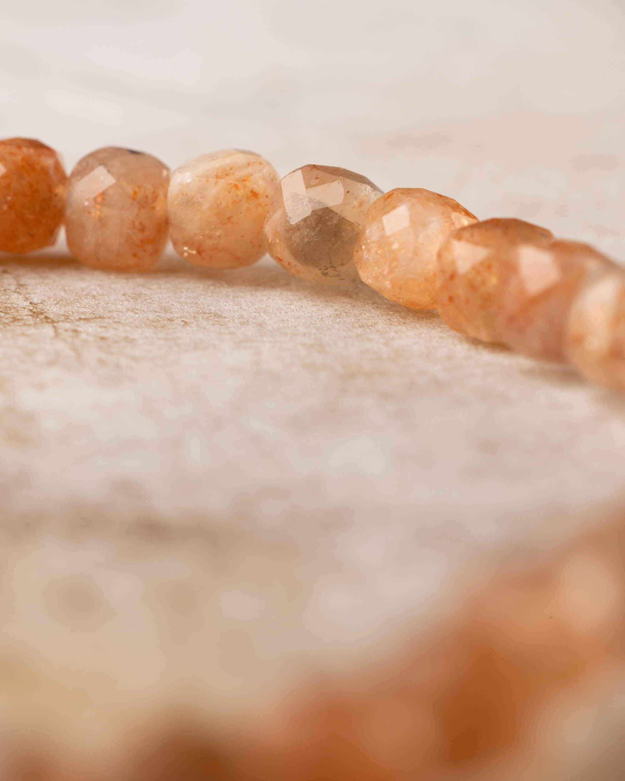 Pulsera de Piedra Sol Naranja en perspectiva, fila de cuentas facetadas