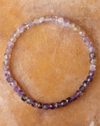 Pulsera de Amatista facetada de 4 mm, pieza completa en círculo sobre mármol