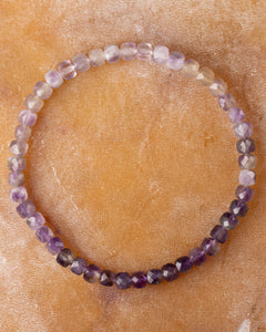 Pulsera de Amatista facetada de 4 mm, pieza completa en círculo sobre mármol