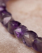 Detalle macro de las cuentas de Amatista en degradado de morado a violeta intenso