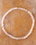 Pulsera de Cuarzo Rosa de 4 mm facetada, pieza completa sobre superficie clara