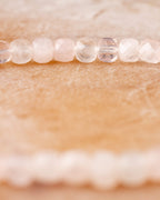 Detalle macro de las cuentas facetadas de Cuarzo Rosa, doble hilera