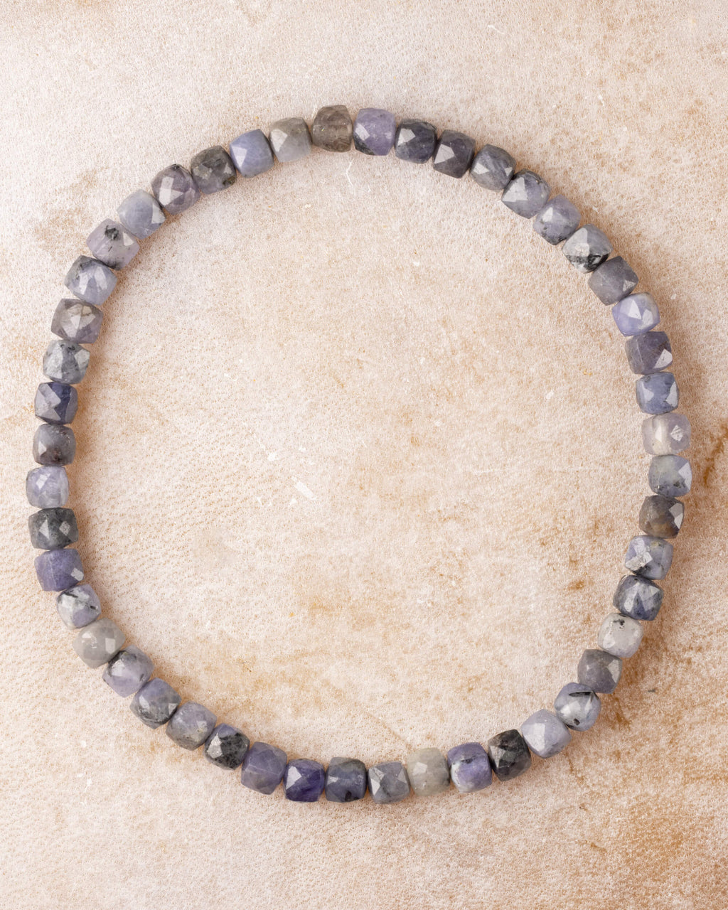Pulsera de Tanzanita de 4 mm facetada, pieza completa sobre superficie clara