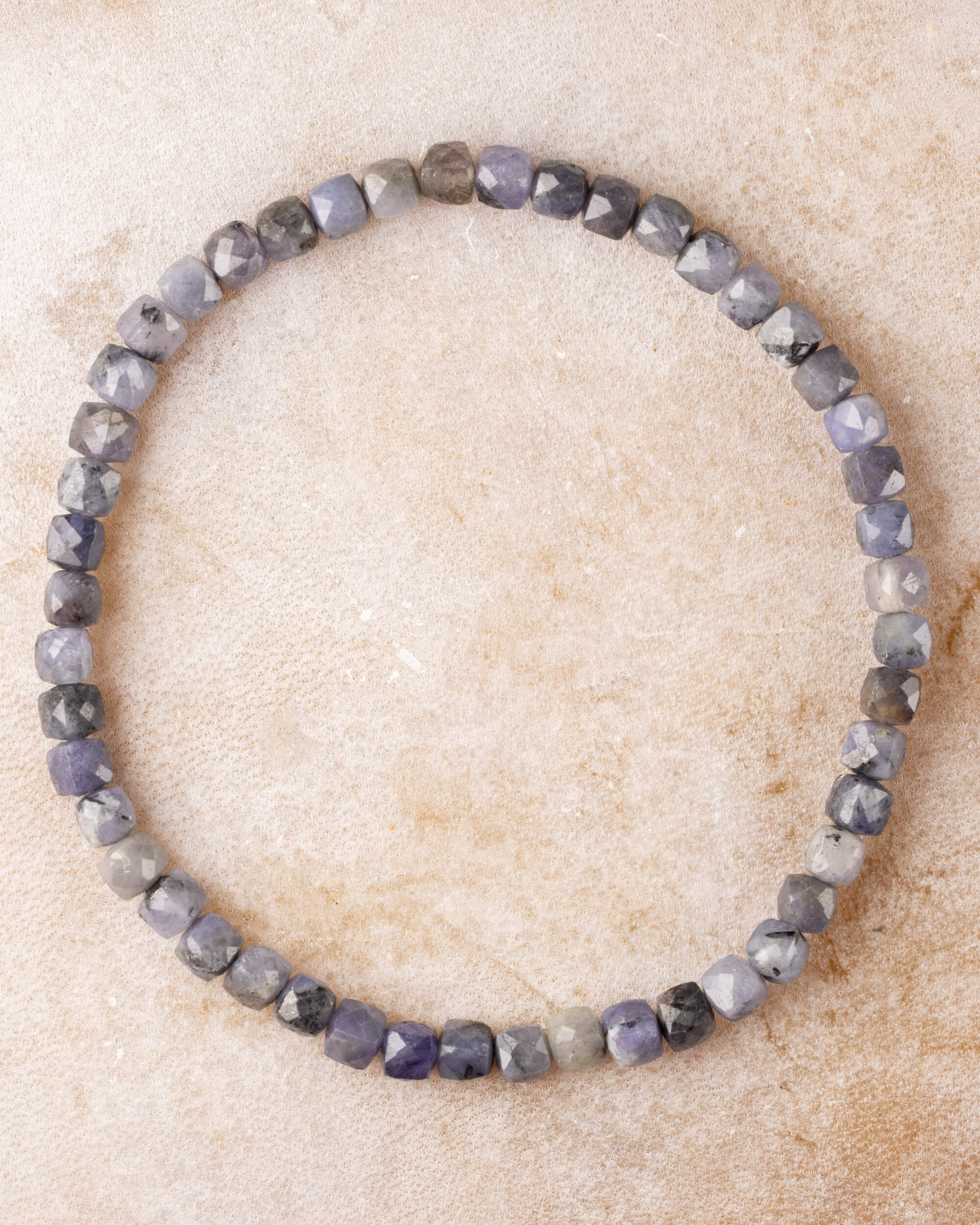 Pulsera de Tanzanita de 4 mm facetada, pieza completa sobre superficie clara