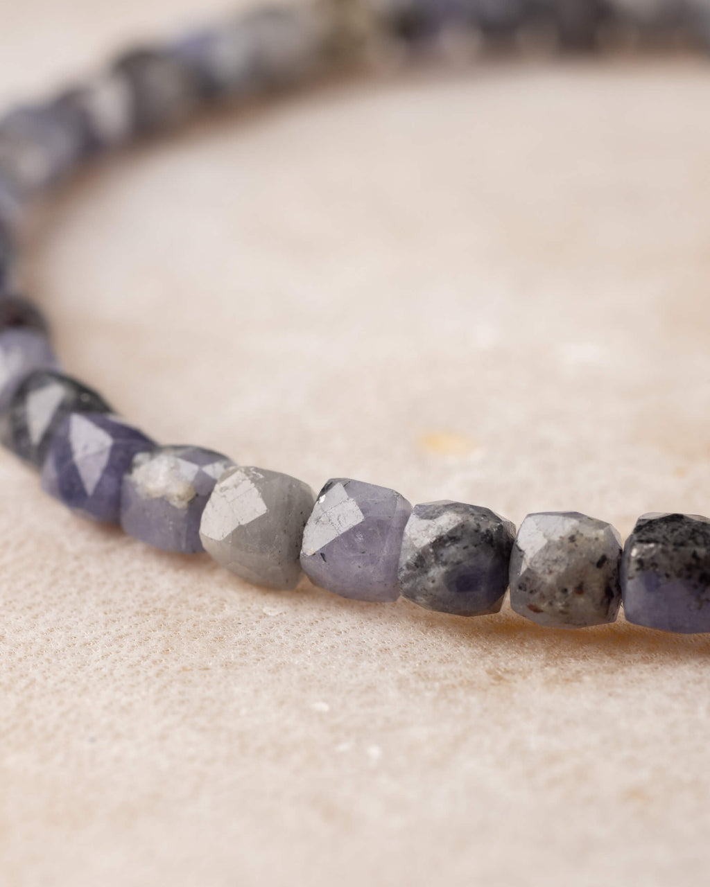 Pulsera de Tanzanita en perspectiva, hilera de cuentas facetadas al frente