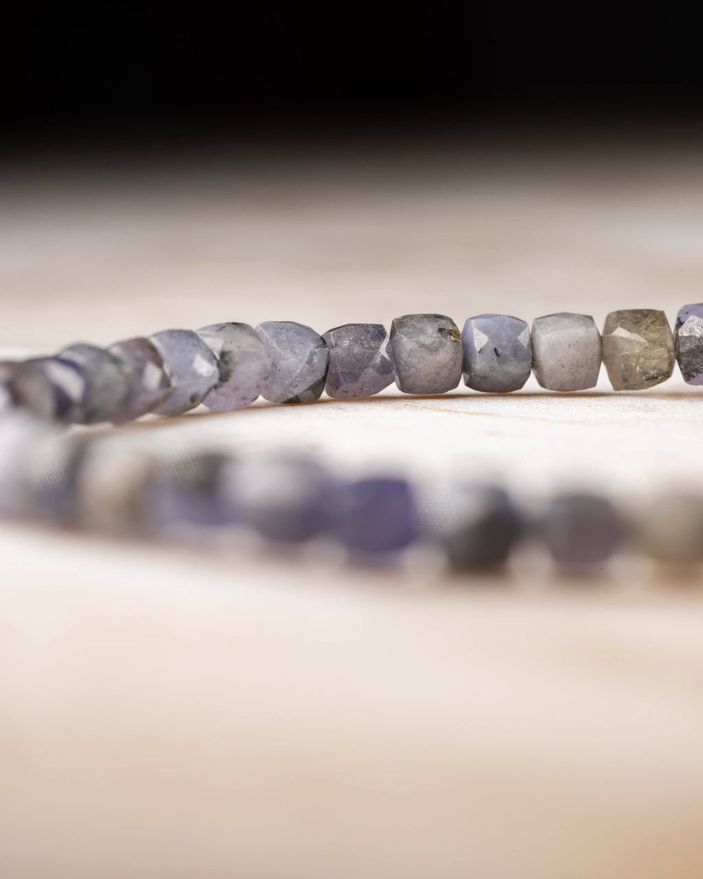 Pulsera de Tanzanita en perspectiva, dos hileras de cuentas facetadas enfocadas