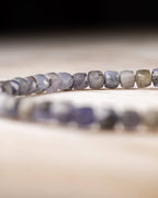 Pulsera de Tanzanita en perspectiva, dos hileras de cuentas facetadas enfocadas