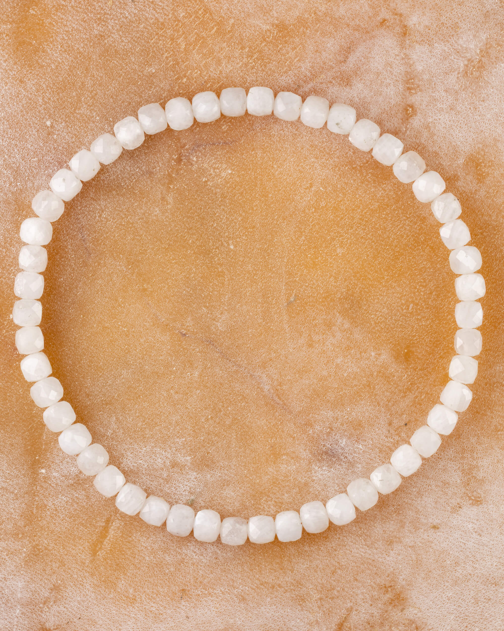 Pulsera de Piedra Luna de 4 mm facetada, pieza completa en círculo sobre piedra clara