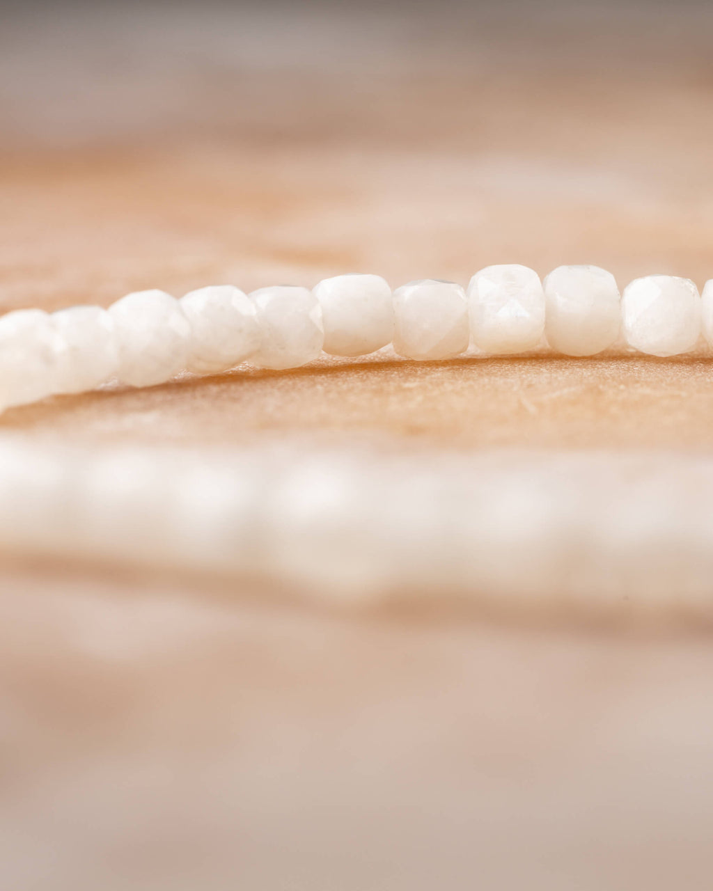 Pulsera de Piedra Luna en perspectiva, doble hilera de cuentas blancas