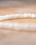 Pulsera de Piedra Luna en perspectiva, doble hilera de cuentas blancas