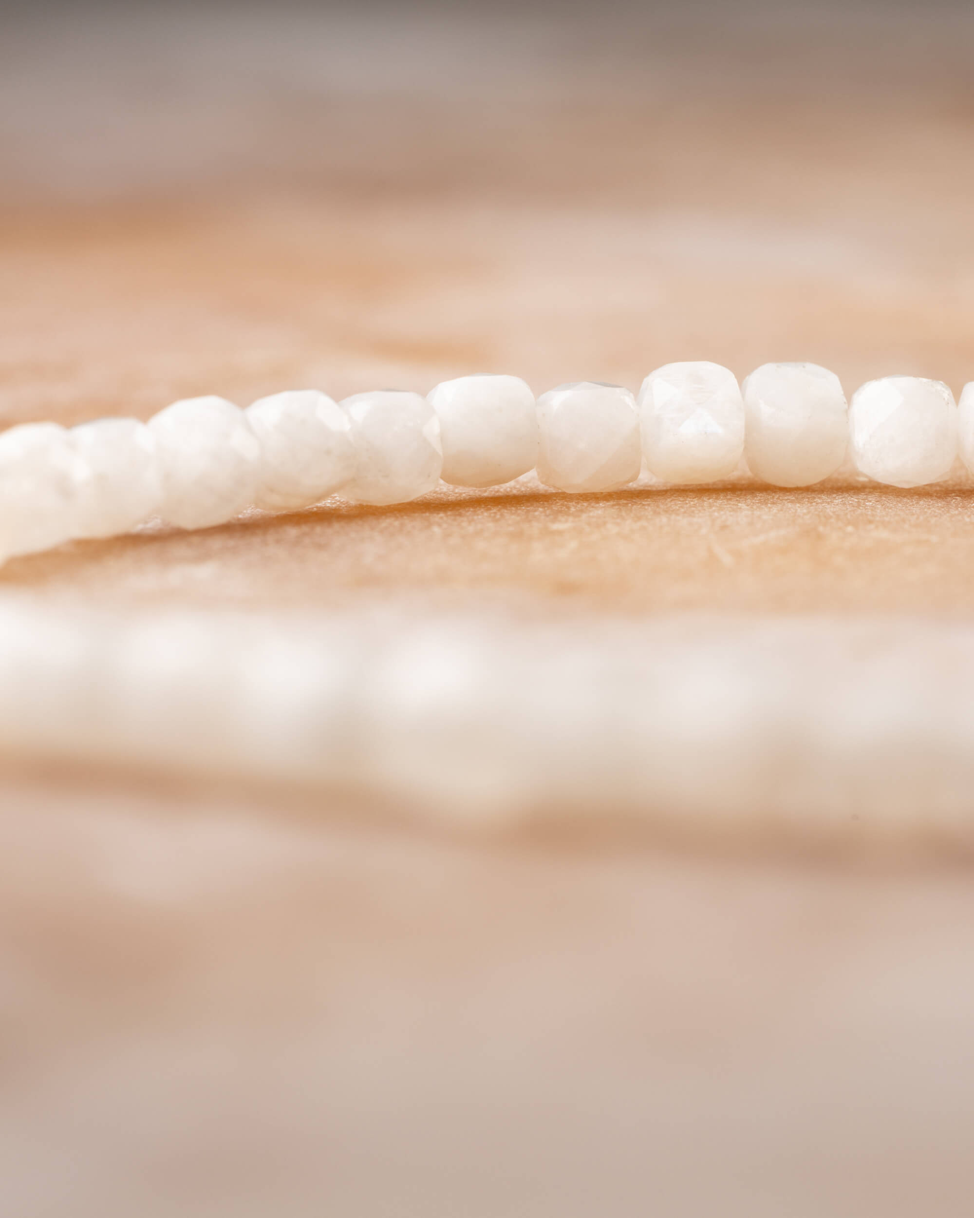 Pulsera de Piedra Luna en perspectiva, doble hilera de cuentas blancas