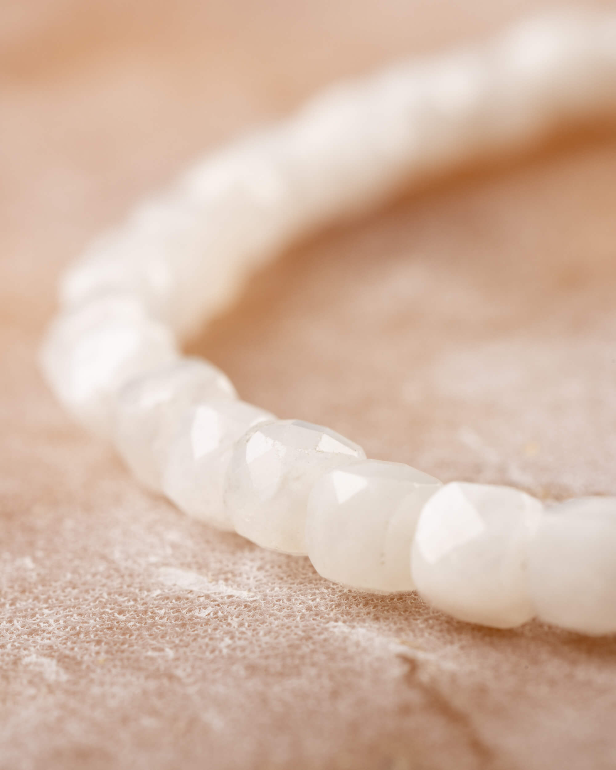 Pulsera de Piedra Luna en perspectiva, círculo completo sobre superficie clara