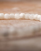 Detalle macro de la fila de cuentas facetadas de Piedra Luna