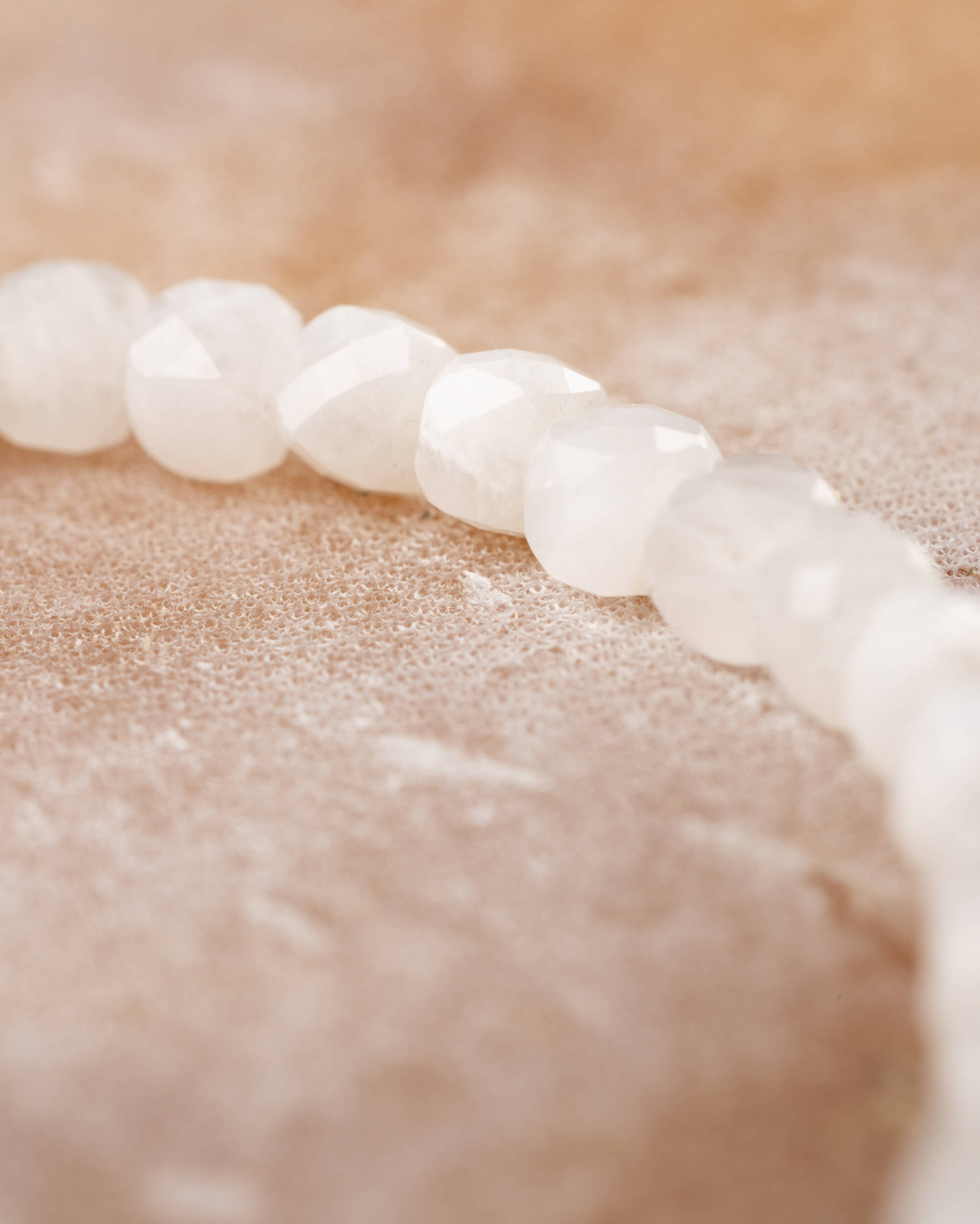 Pulsera de Piedra Luna en perspectiva, cuentas facetadas en fila